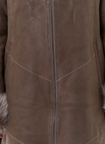 Женская натуральная дубленка с капюшоном