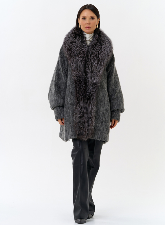 Женский удлиненный пуховик с отделкой из меха чернобурки