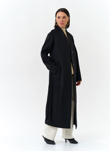 Женское пальто черного цвета с поясом
