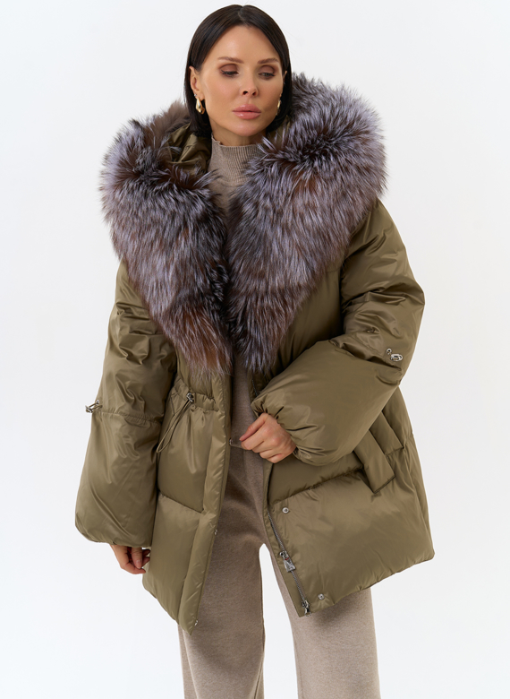 Женский пуховик с капюшоном из меха блюфрост