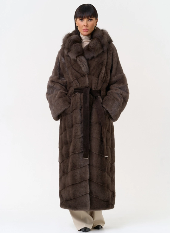 Длинная шуба из меха норки с капюшоном из меха куницы фото