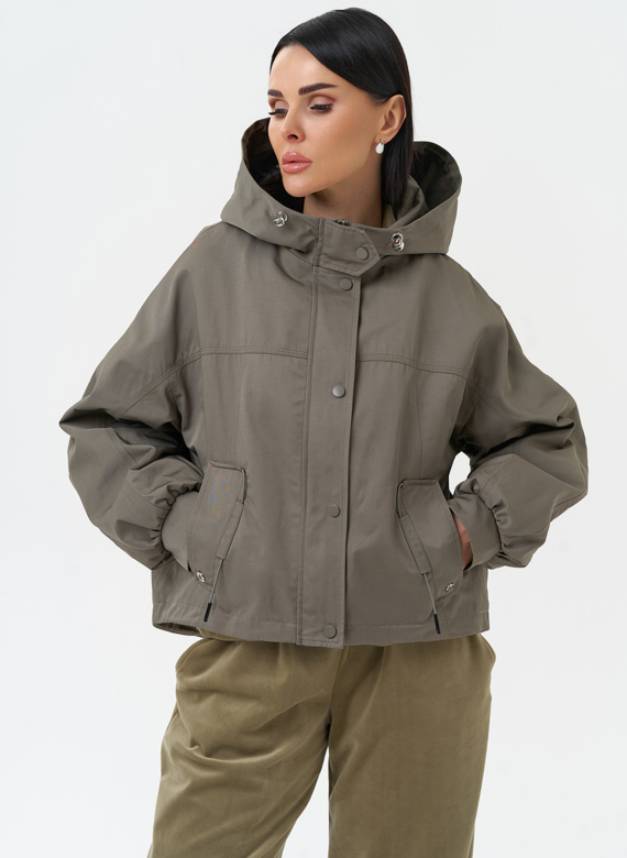 Короткая женская ветровка с капюшоном