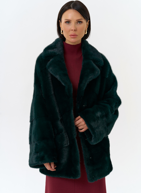 Шуба из меха норки с английским воротником в зеленом цвете