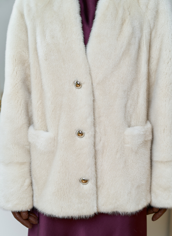 Укороченная шуба из меха норки с акцентными пуговицами