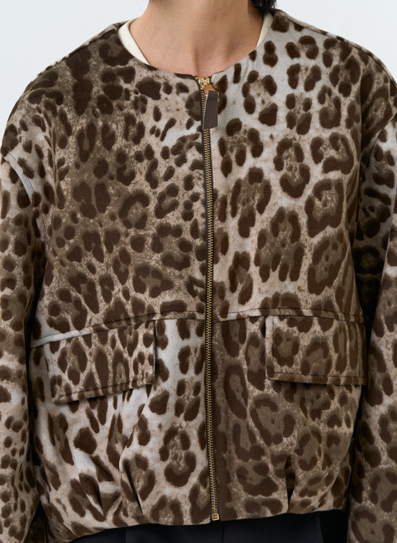 Женское укороченное пальто с анималистическим принтом