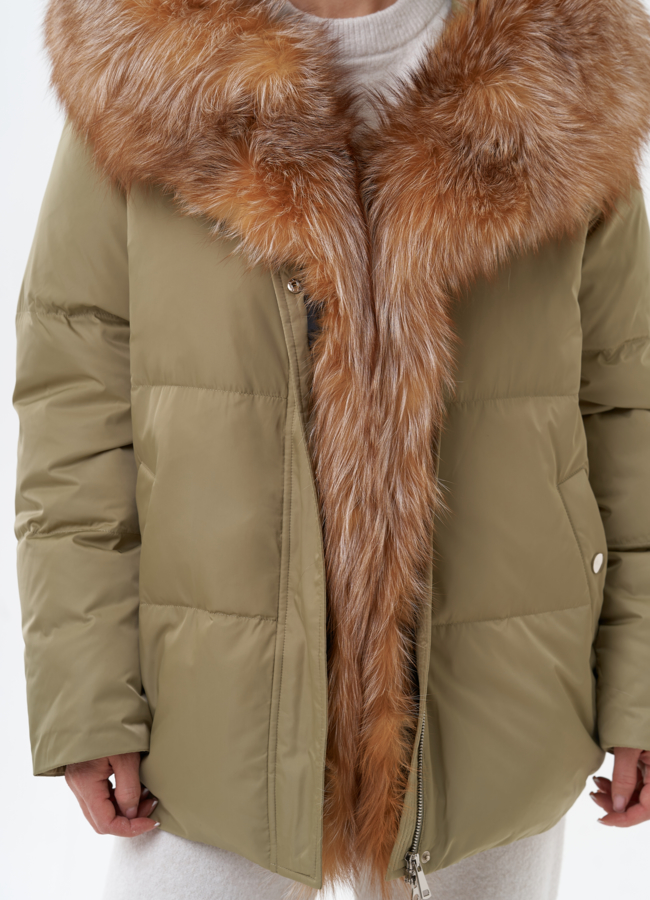 Пуховик с капюшоном из меха лисы модель № 29355 универмаг малина