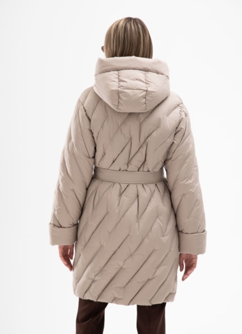 Женский пуховик бежевого цвета с капюшоном