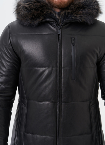 Пуховик из натуральной кожи с отделкой из меха енота