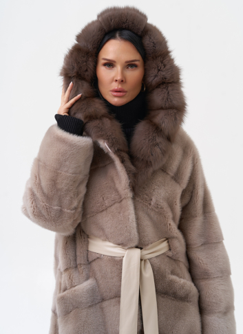 Длинная шуба из норки с капюшоном из меха куницы