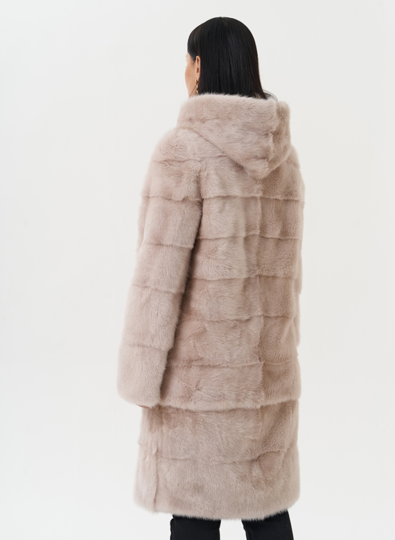 Светлая норковая шуба с капюшоном