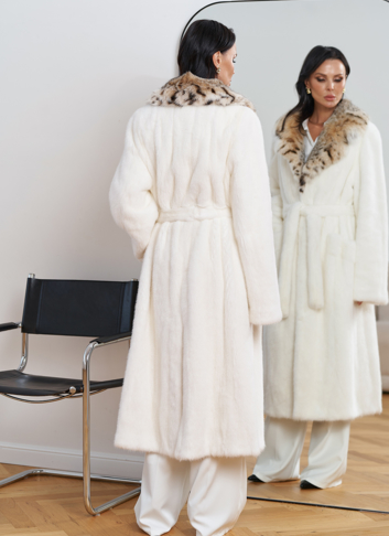 Женская белая шуба из меха норки с воротником из меха рыси