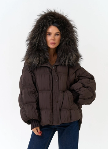 Женский пуховик с мехом енота на капюшоне 