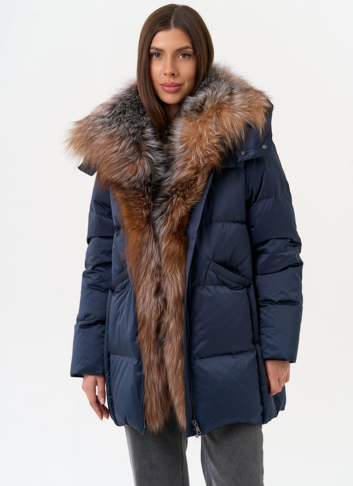Женский пуховик с отделкой из меха блюфрост