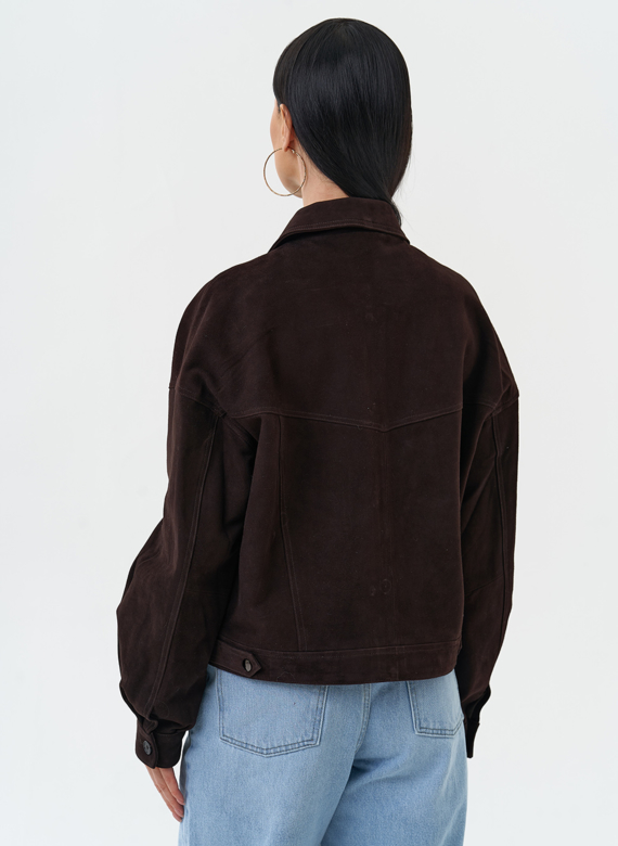 Женская куртка из натуральной замши коричневого цвета