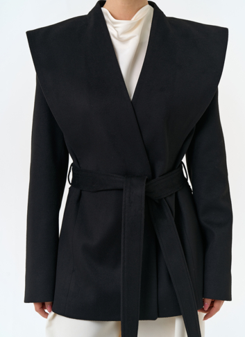 Женское укороченное пальто с акцентными плечами