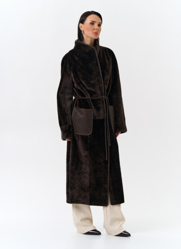 Женская дубленка с декоративным поясом