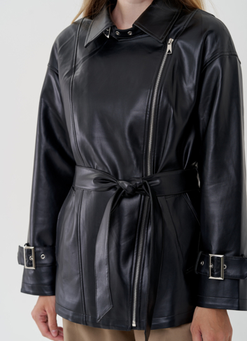 Утепленная весенняя куртка из эко кожи с поясом