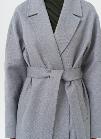 Женское пальто с английским воротником