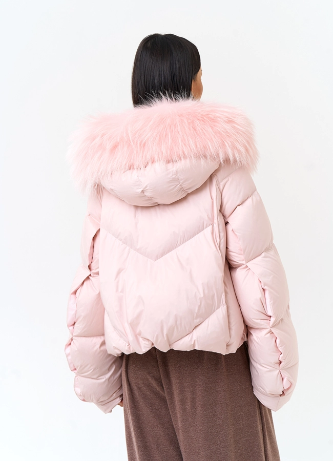 фото Женский пуховик с мехом енота на капюшоне модель № 34136