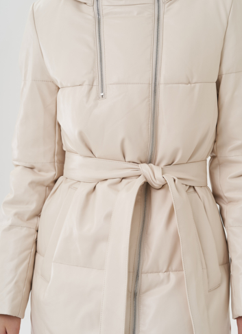 Пуховик из эко кожи молочного цвета с капюшоном