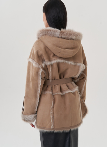 Женская дубленка с капюшоном