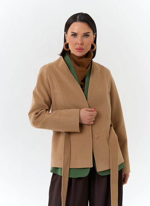 Женское укороченное пальто с поясом