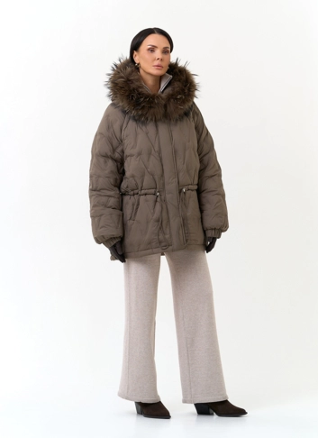 Женский пуховик с мехом енота на капюшоне фото