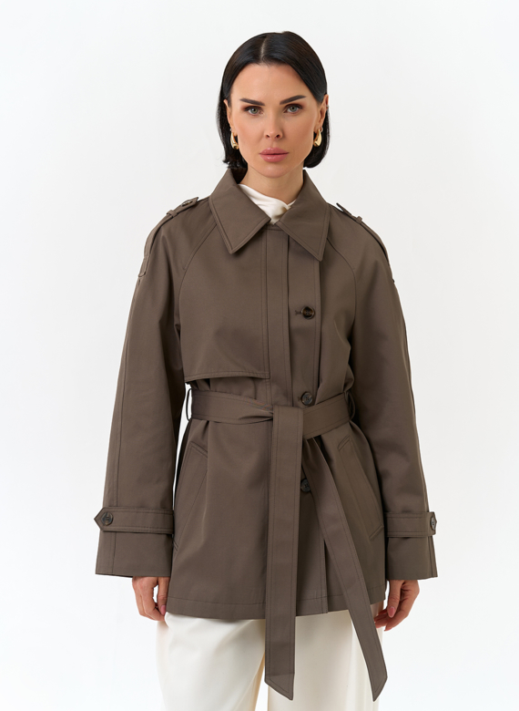 Женский укороченный плащ с поясом