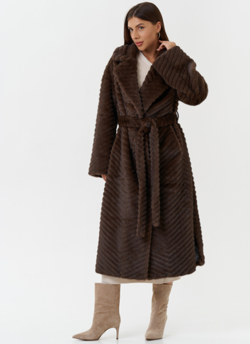 Пальто из эко меха с английским воротником