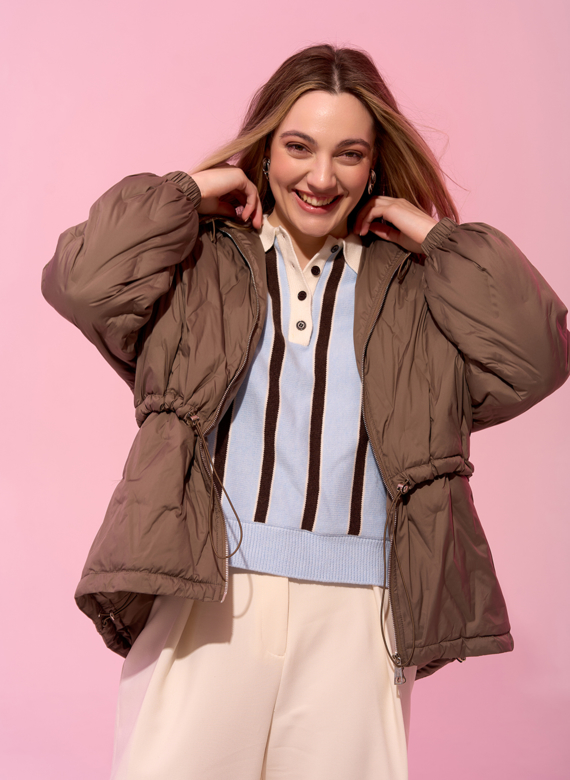 Женская куртка в коричневом цвете с капюшоном