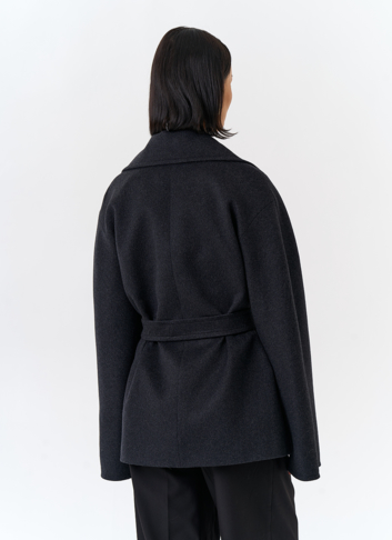 Женское укороченное пальто с английским воротником