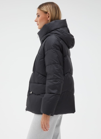 Женский пуховик черного цвета с капюшоном