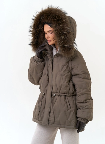 Женский пуховик с мехом енота на капюшоне фото