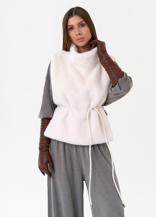 Женская манишка из эко меха в светлом цвете модель № 31268 в кредит