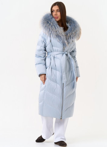 Женский пуховик голубого цвета с отделкой из меха лисы