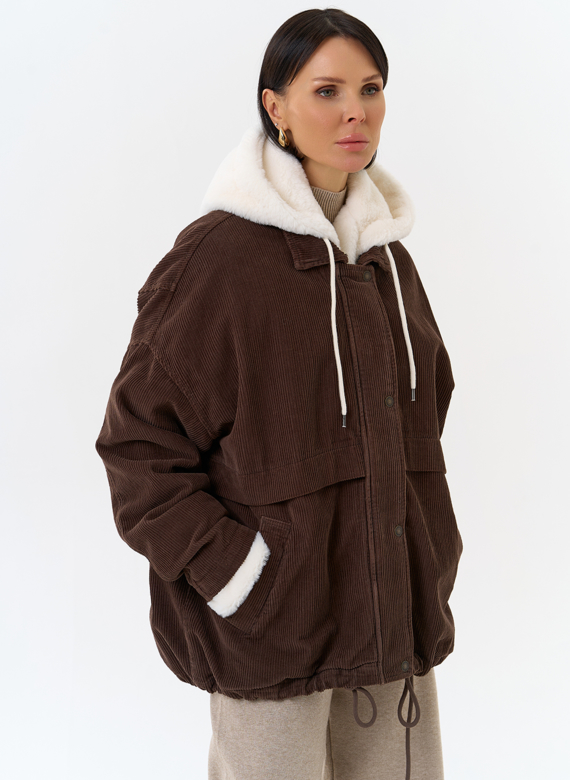 Женская утепленная куртка с отделкой из эко меха