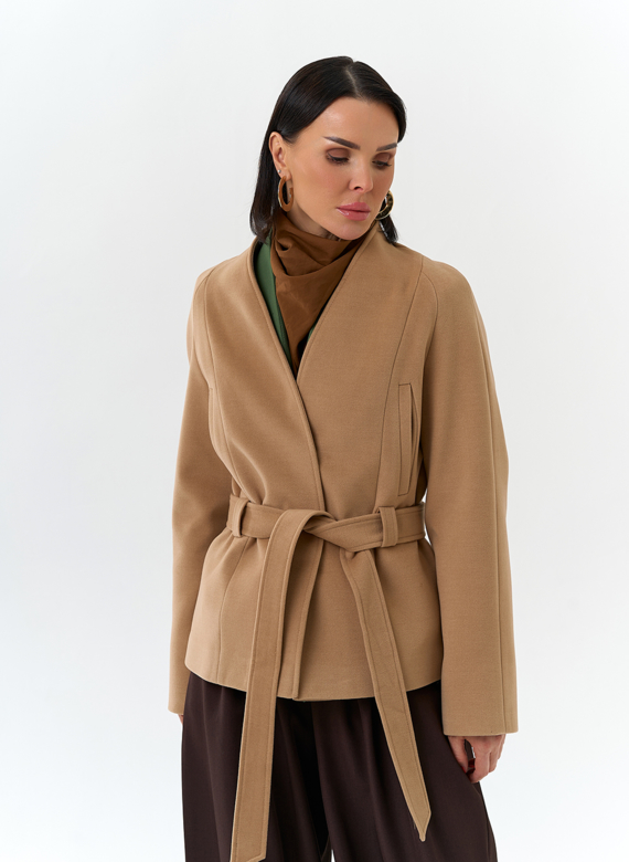 Женское укороченное пальто с поясом