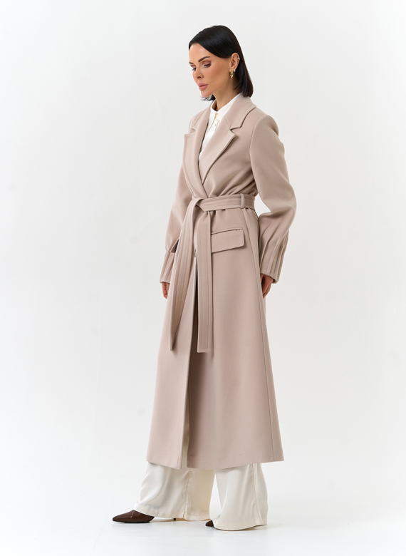 Женское светлое пальто с поясом