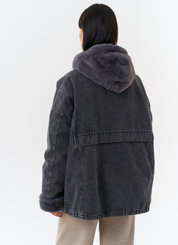 Женская утепленная джинсовая куртка с отделкой из эко меха