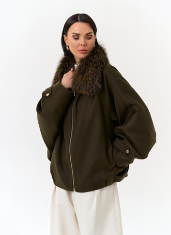 Женское укороченное пальто с отделкой из меха лисы