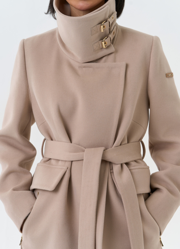 Женское укороченное пальто с воротником стойкой